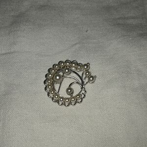 Floral Design Brooch With Faux Pearls